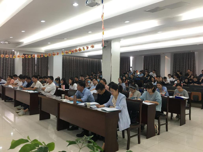 2020年9月27日,由北京國醫(yī)械華光認證有限公司(簡稱CMD)舉辦、我公司協(xié)辦的《醫(yī)療器械生產(chǎn)企業(yè)高層管理人員法規(guī)培訓(xùn)班》在我公司學(xué)術(shù)報告廳成功舉行。 圖片1.png 2020年8月10日,江蘇省藥品監(jiān)督管理局發(fā)布了“關(guān)于開展江蘇省醫(yī)療器械生產(chǎn)企業(yè)高層管理人員法規(guī)知識培訓(xùn)和考核的通告”。為進一步強化我省醫(yī)療器械生產(chǎn)企業(yè)法律意識和質(zhì)量意識,嚴格落實企業(yè)主體責任,提升企業(yè)管理水平,幫助企業(yè)高層管理人員開展法規(guī)學(xué)習,在新型冠狀病毒肺炎得到有效控制的情況下,CMD受江蘇省藥監(jiān)局委托在力博培訓(xùn)基地舉辦了此次培訓(xùn)班。 圖片2.png 本次培訓(xùn)由CMD專職講師郭新海為大家講解醫(yī)療器械生產(chǎn)相關(guān)的法規(guī)規(guī)章和規(guī)范性文件、淺析如何當好醫(yī)療器械組織管理者代表、及常見案例的分析。 圖片3.png 2018年8月,CMD與我公司合作建立了北京國醫(yī)械華光認證有限公司(江陰力博)培訓(xùn)基地。培訓(xùn)基地成立至今,已舉辦多次法規(guī)培訓(xùn)班,對促進地區(qū)醫(yī)療器械生產(chǎn)企業(yè)依國家法律法規(guī)實施生產(chǎn)經(jīng)營管理活動,培養(yǎng)醫(yī)療器械行業(yè)所需的緊缺人才起到了積極作用。