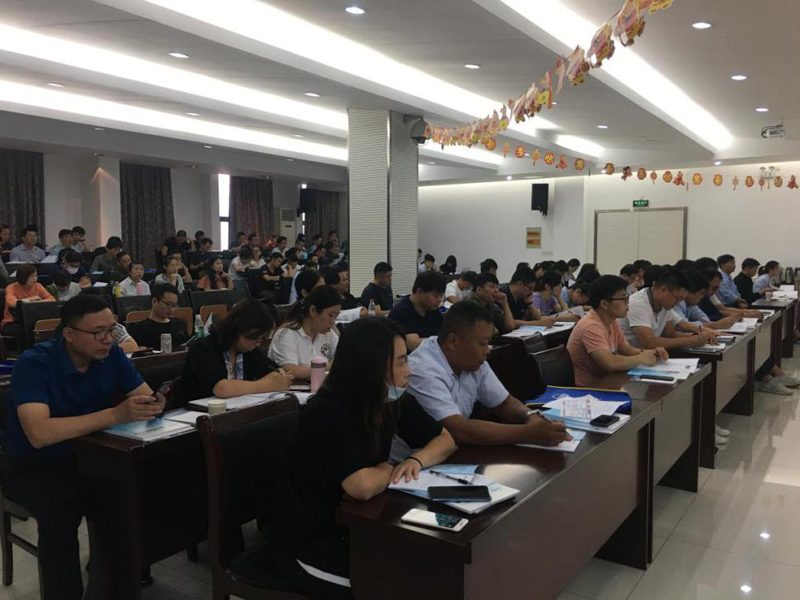 2020年9月27日,由北京國醫(yī)械華光認證有限公司(簡稱CMD)舉辦、我公司協(xié)辦的《醫(yī)療器械生產(chǎn)企業(yè)高層管理人員法規(guī)培訓(xùn)班》在我公司學(xué)術(shù)報告廳成功舉行。 圖片1.png 2020年8月10日,江蘇省藥品監(jiān)督管理局發(fā)布了“關(guān)于開展江蘇省醫(yī)療器械生產(chǎn)企業(yè)高層管理人員法規(guī)知識培訓(xùn)和考核的通告”。為進一步強化我省醫(yī)療器械生產(chǎn)企業(yè)法律意識和質(zhì)量意識,嚴格落實企業(yè)主體責任,提升企業(yè)管理水平,幫助企業(yè)高層管理人員開展法規(guī)學(xué)習,在新型冠狀病毒肺炎得到有效控制的情況下,CMD受江蘇省藥監(jiān)局委托在力博培訓(xùn)基地舉辦了此次培訓(xùn)班。 圖片2.png 本次培訓(xùn)由CMD專職講師郭新海為大家講解醫(yī)療器械生產(chǎn)相關(guān)的法規(guī)規(guī)章和規(guī)范性文件、淺析如何當好醫(yī)療器械組織管理者代表、及常見案例的分析。 圖片3.png 2018年8月,CMD與我公司合作建立了北京國醫(yī)械華光認證有限公司(江陰力博)培訓(xùn)基地。培訓(xùn)基地成立至今,已舉辦多次法規(guī)培訓(xùn)班,對促進地區(qū)醫(yī)療器械生產(chǎn)企業(yè)依國家法律法規(guī)實施生產(chǎn)經(jīng)營管理活動,培養(yǎng)醫(yī)療器械行業(yè)所需的緊缺人才起到了積極作用。